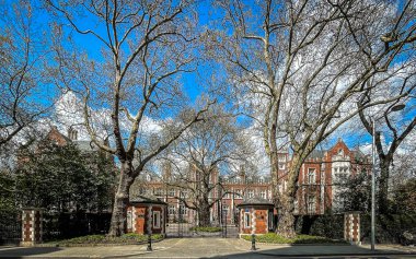 İngiltere, Birleşik Krallık, 17 Nisan 2023, Bromptons manzaralı, Kensington ve Chelsea Kraliyet Borough 'da birinci sınıf bir apartman dairesi.