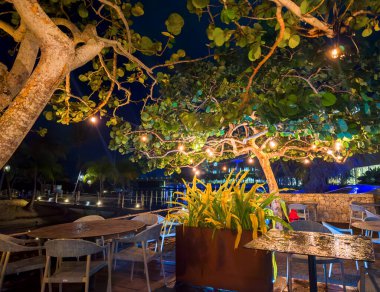 Grand Cayman, Cayman Adaları, 26 Mayıs 2023, Camana Körfezi 'ndeki tropik bir sağanaktan sonra gece vakti Agua restoranının terası.