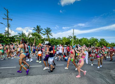 Grand Cayman, Cayman Adaları, 1 Temmuz 2023, West Bay Road 'daki CayMas Karnavalı sırasında karnavala katılanlar