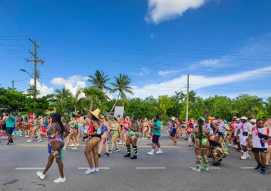 Grand Cayman, Cayman Adaları, 1 Temmuz 2023, West Bay Road 'daki CayMas Karnavalı sırasında karnavala katılanlar