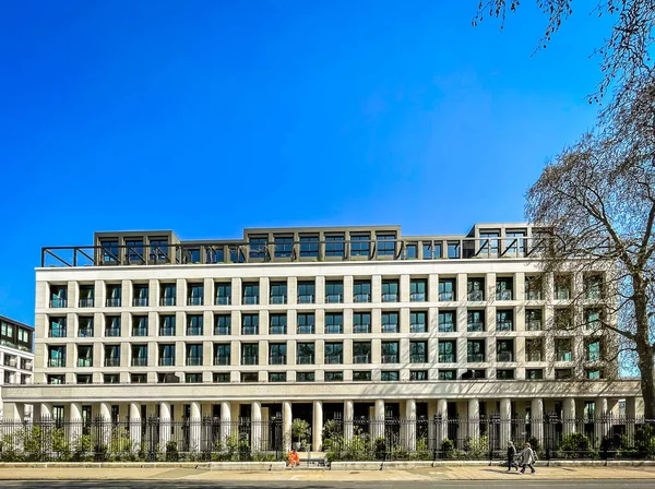 İngiltere, Birleşik Krallık, 17 Nisan 2023, bir binanın manzarası, Westminster ilçesindeki Chelsea Kışlası 'nın yeniden inşasının bir parçası.