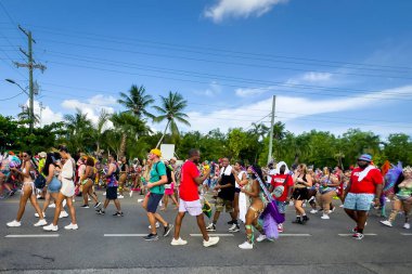 Grand Cayman, Cayman Adaları, 1 Temmuz 2023, West Bay Road 'daki CayMas Karnavalı sırasında karnavala katılanlar