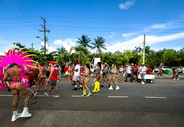 그랜드 2023 웨스트 로드에서 카르니 Caymas Carnival 도중에 퍼레이드를 사육사들 — 스톡 사진