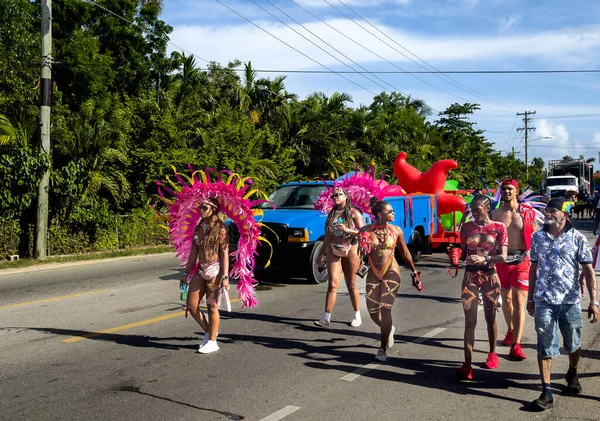 그랜드 2023 웨스트 로드에서 카르니 Caymas Carnival 도중에 퍼레이드를 사육사들 — 스톡 사진