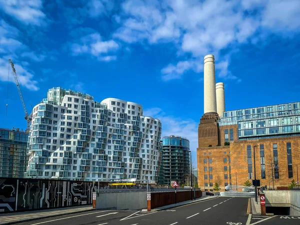 イギリス イギリス 2023年4月17日 首都の新しいショッピングモールであるバタシー発電所の穏やかなエリアを眺める — ストック写真