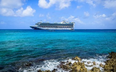 Grand Cayman, Cayman Adaları, 12 Haziran 2023, Karayip Prenses yolcu gemisinin Karayip Denizi manzarası George Town tarafından demirlenmiş. 
