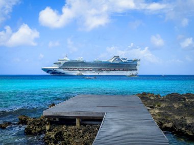 Grand Cayman, Cayman Adaları, 12 Haziran 2023, Karayip Prenses yolcu gemisinin Karayip Denizi manzarası George Town tarafından demirlenmiş. 