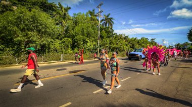 Grand Cayman, Cayman Adaları, 1 Temmuz 2023, West Bay Road 'daki CayMas Karnavalı sırasında karnavala katılanlar