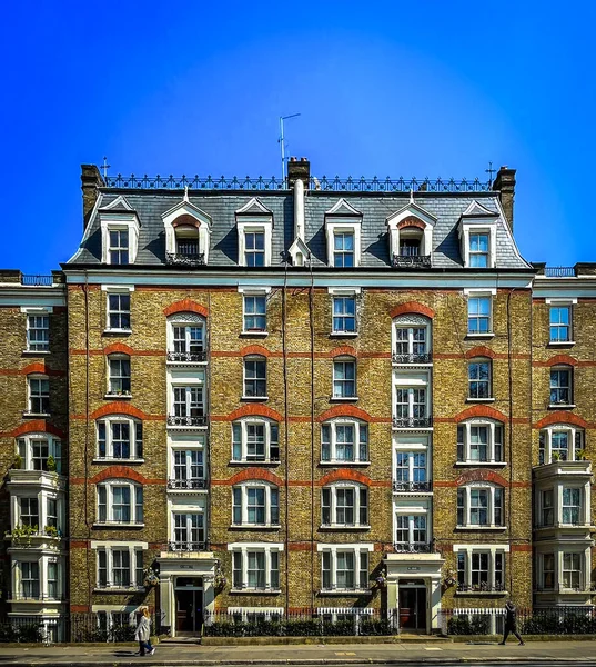 İngiltere, Birleşik Krallık, 17 Nisan 2023, Kensington ve Chelsea Kraliyet Borough Chelsea Köprüsü Yolu 'ndaki bir binanın manzarası.