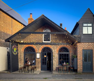 Doğu Sussex, İngiltere, 25 Ağustos 2023, tarihi Rye kasabasının göbeğinde bir restoran olan Big Guys French Fries manzarası.