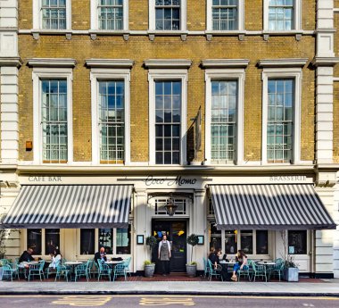 İngiltere, Birleşik Krallık, 30 Ağustos 2023, Kensington ve Chelsea Kraliyet Borough 'daki Coco Momo, bar ve İngiliz brasserisi manzarası