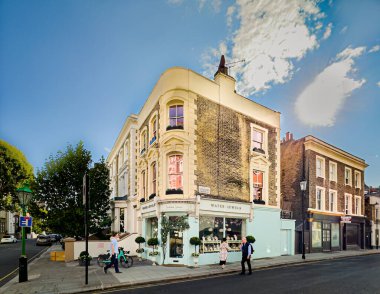 İngiltere, Birleşik Krallık, 30 Ağustos 2023, Kensington ve Chelsea Kraliyet İlçesindeki Barbara Harris Su Mücevherleri manzarası 