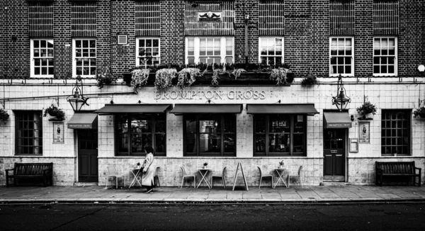 London Nov 2022 View Woman Walking Brompton Cross Pub Restaurant — Stock Photo, Image