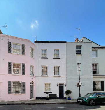 İngiltere, Birleşik Krallık, 17 Nisan 2023, Kensington ve Chelsea Kraliyet Borough 'daki teraslı bir evin manzarası.