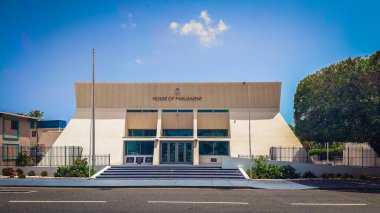 Grand Cayman, Cayman Adaları, 13 Temmuz 2023, George Town Parlamentosu manzaralı.