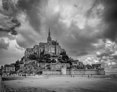 Mont Saint-Michel, Fransa, 22 Eylül 2023, adanın manzarası ve Normandiya Körfezi