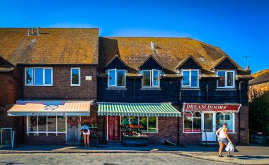 Doğu Sussex, İngiltere, 22 Ağustos 2023 Cinque Ports Caddesi 'ndeki üç dükkan manzaralı.