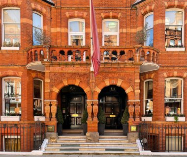İngiltere, Birleşik Krallık, 17 Nisan 2023, Kensington ve Chelsea Kraliyet Borough 'daki bir binanın girişleri