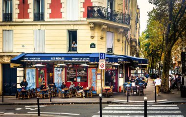 Paris, Fransa, 13 Eylül 2023, Les Rigoles manzaralı, başkentin 20. bölgesinde bir bar.