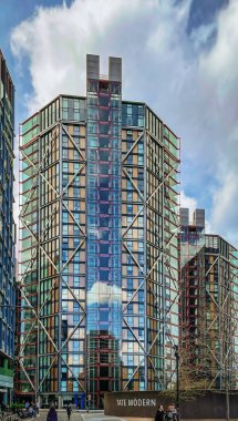 İngiltere, Birleşik Krallık, 12 Nisan 2023, Summer Caddesi 'nde modern bir bina manzarası, Londra' da Tate Modern 'in seçkin bir bölgesi.