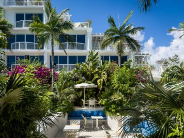 Grand Cayman, Cayman Adaları, 5 Ağustos 2023, Palm Heights 'ta dinlenme alanı, Seven Mile Beach' te bir butik otel.