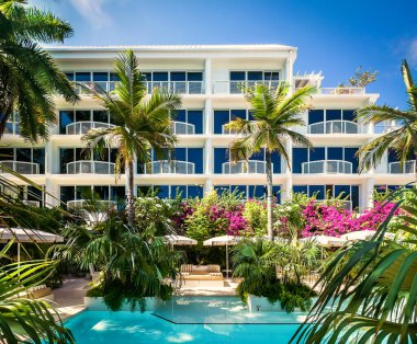 Grand Cayman, Cayman Adaları, 5 Ağustos 2023, Palm Heights 'taki yüzme havuzu manzarası, Seven Mile Beach' teki butik bir otel.