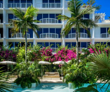 Grand Cayman, Cayman Adaları, 5 Ağustos 2023, Palm Heights 'taki yüzme havuzunun manzarası, Seven Mile Beach' teki butik bir otel.