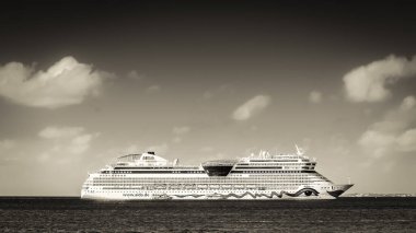 Grand Cayman, Cayman Adaları, 16 Ocak 2017, Karayip Denizi 'ndeki AIDAmar yolcu gemisi manzaralı. 