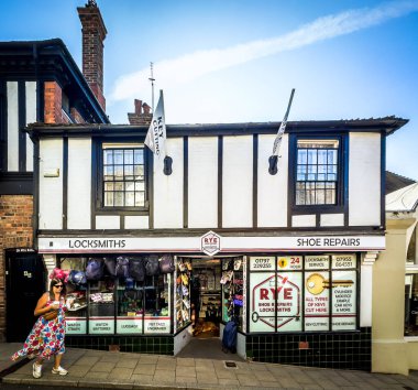 Doğu Sussex, İngiltere, 22 Ağustos 2023, Çavdar Tarlası 'ndaki ayakkabı tamiri ve çilingir manzarası 