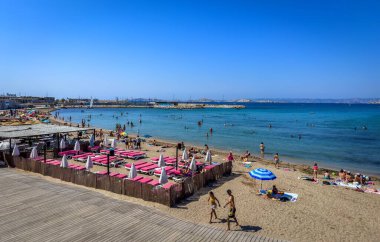 Marsilya, Fransa, 6 Eylül 2023, Akdeniz kıyısındaki Pointe Rouge Plajı 'ndaki Saona Sahili' nin güneşli restoran manzarası, Provence.
