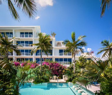 Grand Cayman, Cayman Adaları, 5 Ağustos 2023, Palm Heights 'taki yüzme havuzu manzarası, Seven Mile Beach' teki butik bir otel.