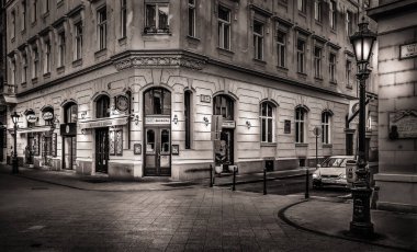 Budapeşte, Macaristan, 17 Mart 2020, Sorbarka cephesi şehrin turistik bir bölgesinde bir bar ve restoran.