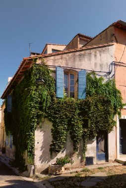 Arles, Fransa, 9 Eylül 2023, şehrin antik kesiminde tırmanma tesisleri olan bir köşe evi manzaralı.