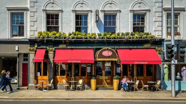 İngiltere, Birleşik Krallık, 17 Nisan 2023, Chelsea Brasserie manzaralı, Kensington ve Chelsea Kraliyet Borough 'da bir restoran.