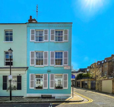 İngiltere, Birleşik Krallık, 17 Nisan 2023, Kensington ve Chelsea Kraliyet Borough 'daki mavi teras evi manzaralı.