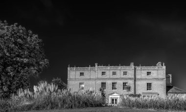 Watford, İngiltere, 24 Eylül 2018, güneşli bir günde, İngiltere 'nin Hertfordshire şehrinde The Grove Hotel' in yan girişinin manzarası.