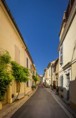 Arles, Fransa, 9 Eylül 2023, Grand Couvent Caddesi 'ndeki bazı evlerin manzarası.