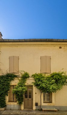 Arles, Fransa, 9 Eylül 2023, Emile Barrere Caddesi 'nde kapalı panjurlu bir ev.  