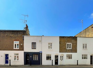 İngiltere, Birleşik Krallık, 17 Nisan 2023, Kensington ve Chelsea Kraliyet Borough 'daki teraslı bir evin manzarası.