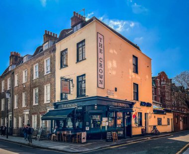 İngiltere, Birleşik Krallık, 17 Nisan 2023, The Crown binası manzaralı, Chelsea 'de bir bar.