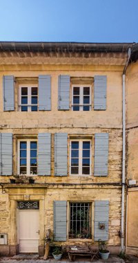 Arles, Fransa, 9 Eylül 2023, Emile Barrere caddesinde mavi panjurlu bir ev.  