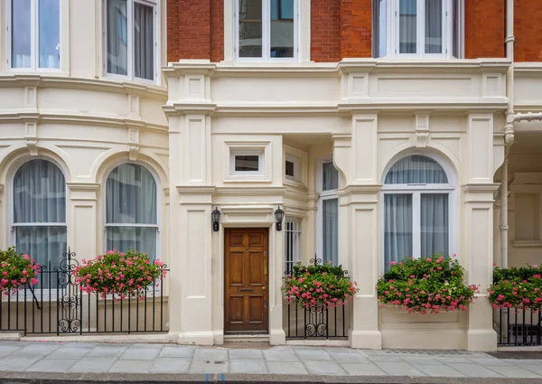 İngiltere, Birleşik Krallık, 29 Ağustos 2023, Westminster ilçesindeki Chesterfield Hill caddesindeki bir binanın manzarası.