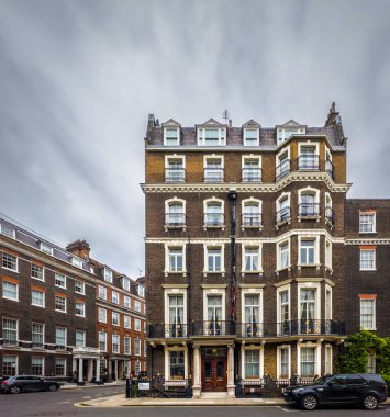 İngiltere, Birleşik Krallık, 29 Ağustos 2023, Westminster ilçesindeki Hill Caddesi 'ndeki bir binanın manzarası. 