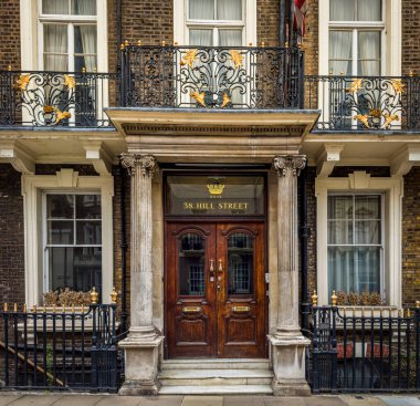 İngiltere, Birleşik Krallık, 29 Ağustos 2023, Westminster ilçesindeki Hill Caddesi 'ndeki bir binanın girişini gösteriyor. 