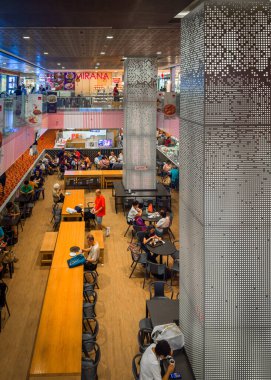 Singapur, 4 Şubat 2024, modern bir alışveriş merkezindeki kapalı bir kafe ve restoranın manzarası
