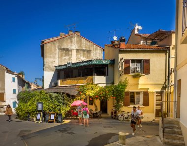 Arles, Fransa, 9 Eylül 2023, L 'Hostellerie des Arenes' in şehir manzarası, Camargue kasabasındaki bir restoran.