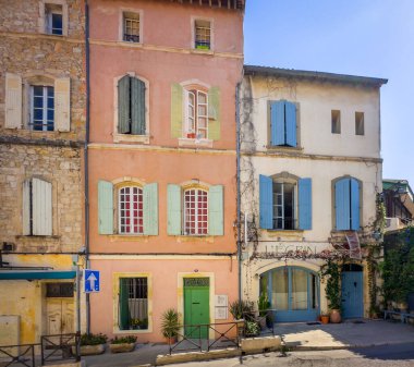 Arles, Fransa, 9 Eylül 2023, L 'Ecrin restoranının manzarası Augustin Tardieu Caddesi' ndeki bir Camargue kasabasının yanında.