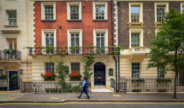 İngiltere, Birleşik Krallık, 29 Ağustos 2023, Westminster Borough 'daki Yukarı Brook Caddesi' ne giriş manzaralı.