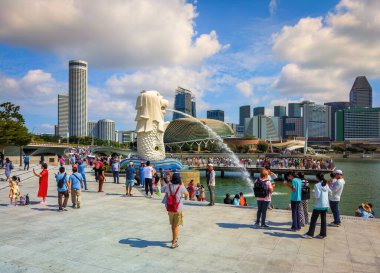 Singapur, 5 Şubat 2024, Merlion Park 'ta Merkez Ticaret Bölgesi yakınlarındaki One Fullerton' da bulunan bazı turistlerin görüntüsü..