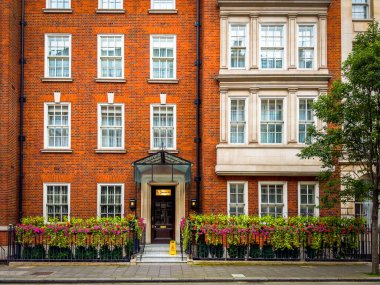 İngiltere, Birleşik Krallık, 29 Ağustos 2023, Westminster ilçesinde kalıcı olarak kapatılmış olan Fransız gastronomik restoranı Le Gavroche 'un binasının girişine bakınız.